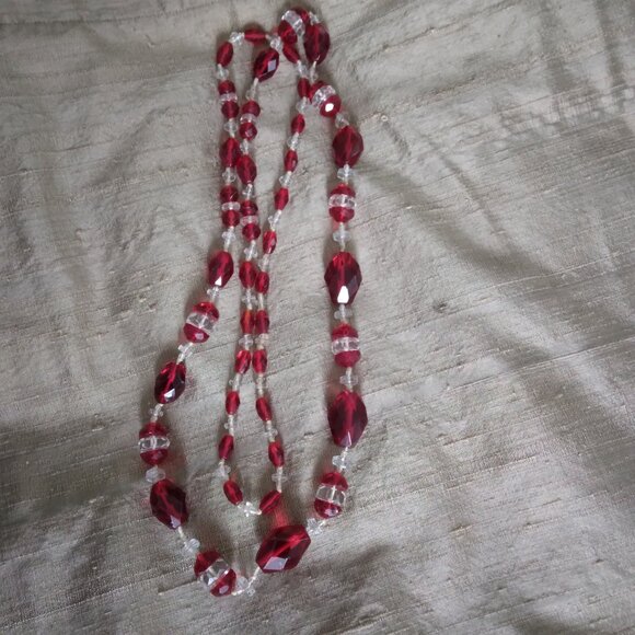 VINTAGE RED & CLEAR GLASS BEAD NECKLACE - Picture 3 of 6